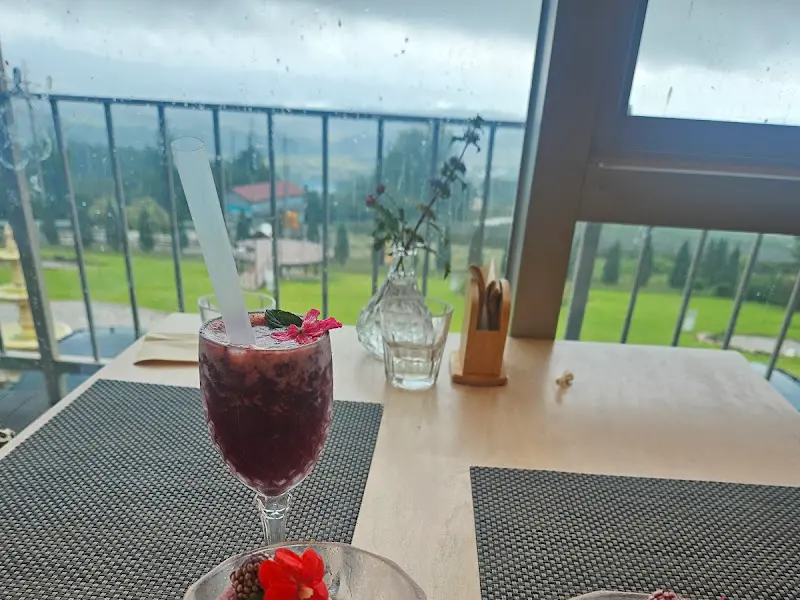 탁 트인 창밖 풍경을 바라보며 즐기는 음료