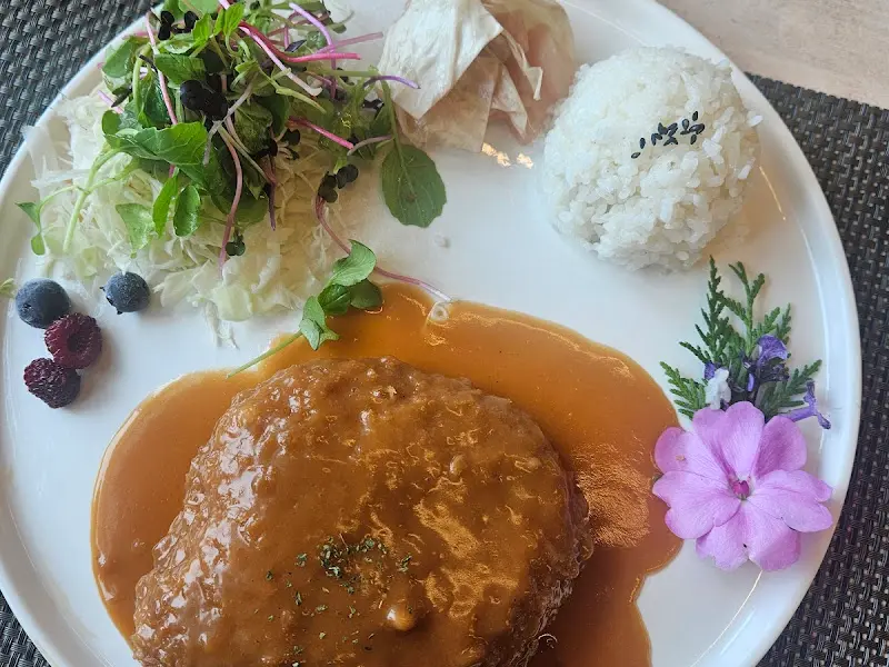 꽃으로 장식된 아름다운 돈가스 플레이팅