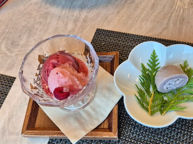 산딸기 젤라또와 롤케이크 디저트