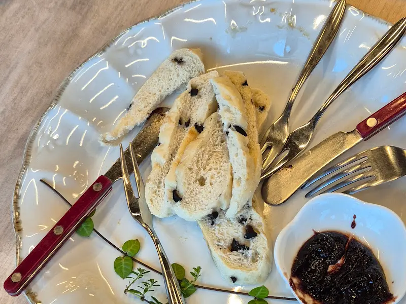 빵과 잼이 담긴 접시