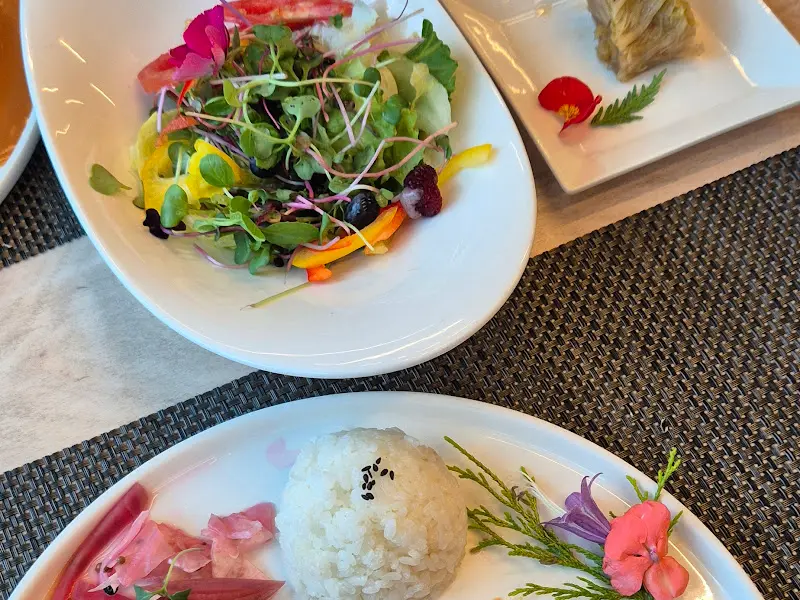 다채로운 색감의 샐러드와 꽃 장식