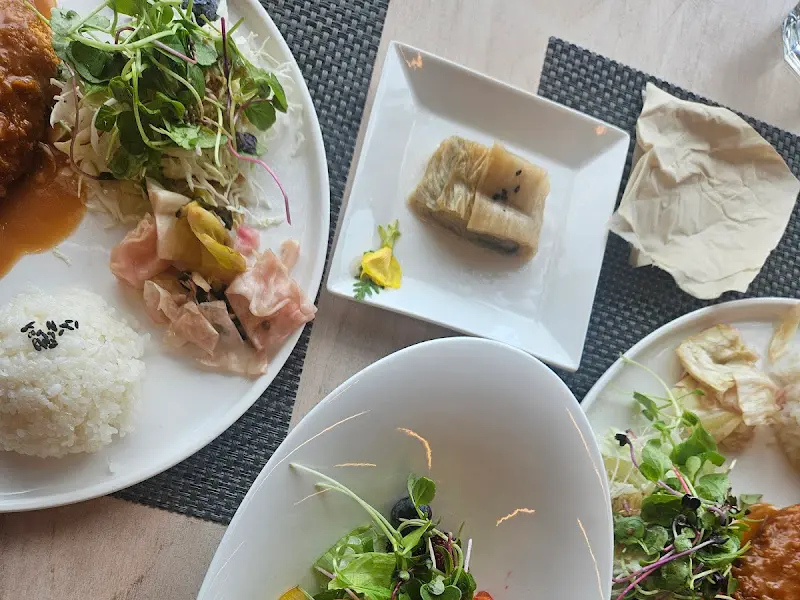 정갈하게 담겨 나온 돈가스 정식