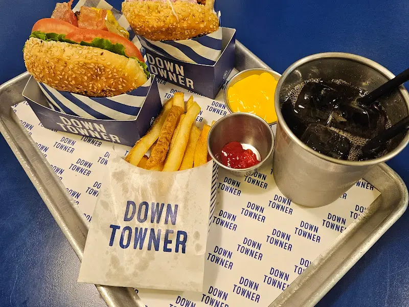 아보카도 버거와 일반 프렌치 프라이, 음료가 함께 놓인 쟁반 사진