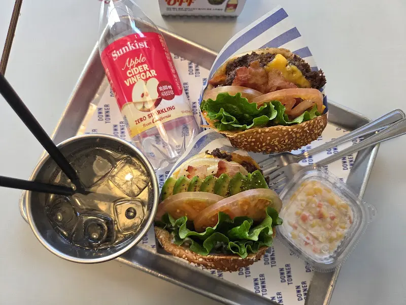 테이블 위에 놓인 햄버거와 음료