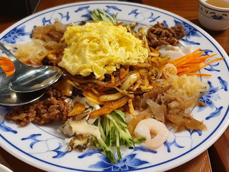 다채로운 재료가 돋보이는 요리