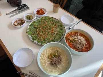 향긋한 미나리와 쫄깃한 면발의 황홀경! 대구 교동에서 만난 인생 칼국수 맛집