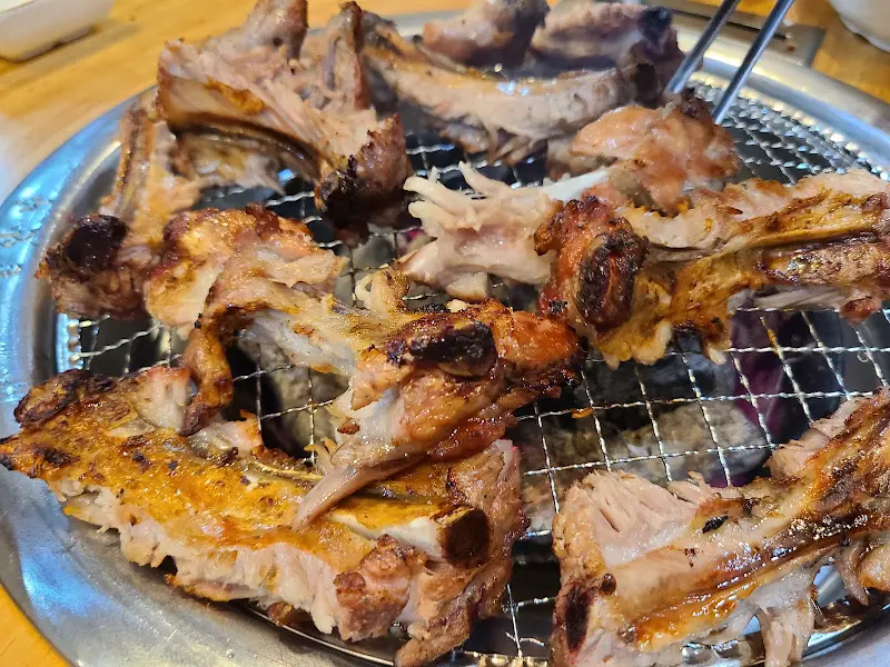 숯불 위에 익어가는 등갈비