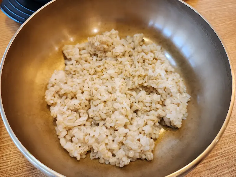 놋그릇에 담긴 보리밥
