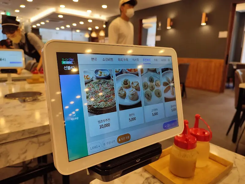 테이블 위의 태블릿 메뉴판