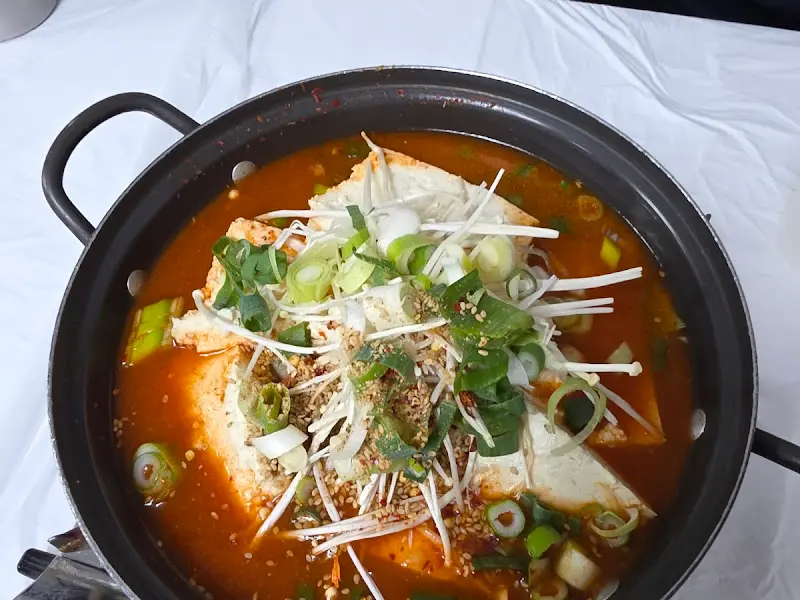 두부, 버섯, 야채가 듬뿍 들어간 얼큰한 두부전골