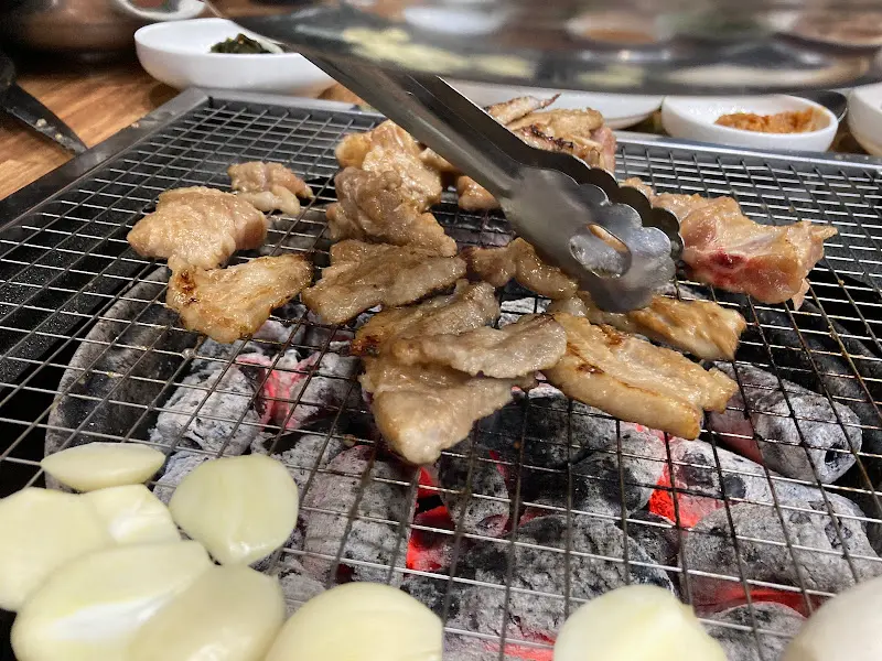 숯불 위에서 익어가는 갈비