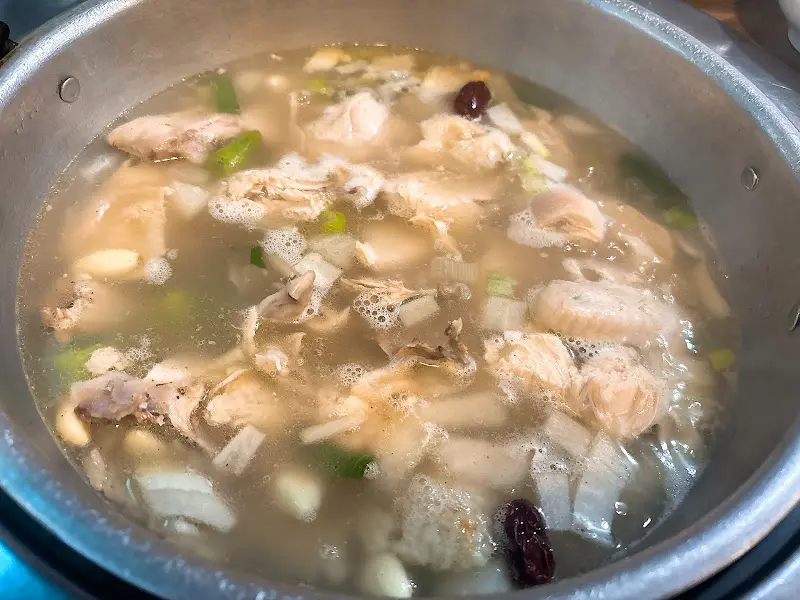 뽀얀 국물의 닭한마리