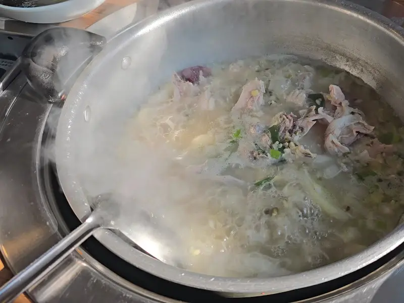 뽀얗게 우러난 닭한마리 국물