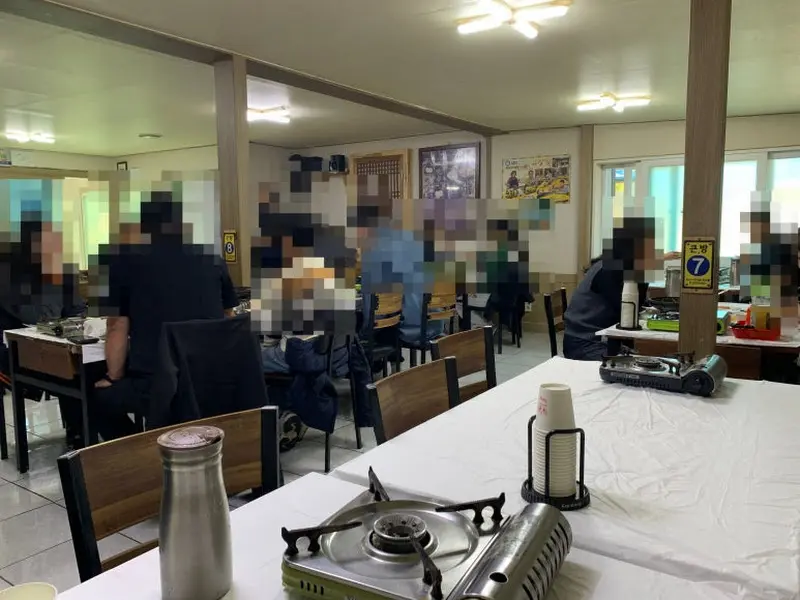 깔끔하고 넓은 식당 내부