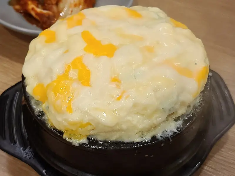 화산처럼 봉긋 솟아오른 치즈 계란찜