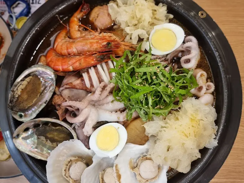 해산물이 푸짐하게 들어간 닭찜