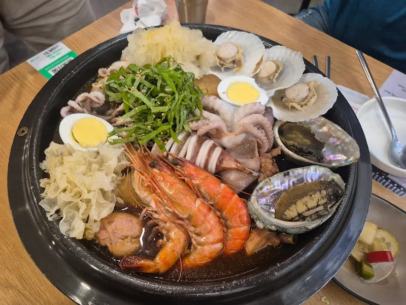 해산물이 가득한 닭찜