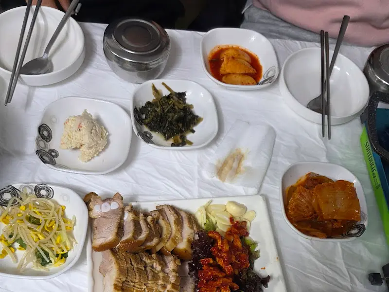 정갈하고 맛깔스러운 밑반찬들