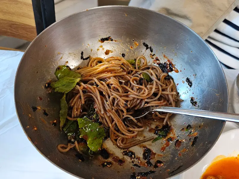 매콤달콤한 양념이 일품인 막국수