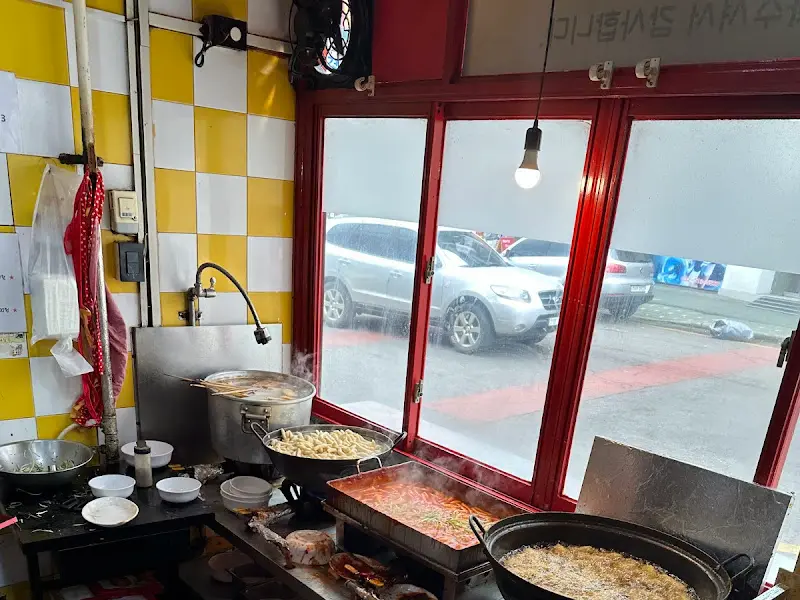 모녀떡볶이 내부