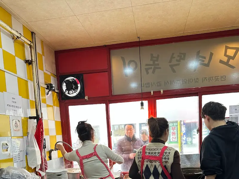 모녀떡볶이 내부