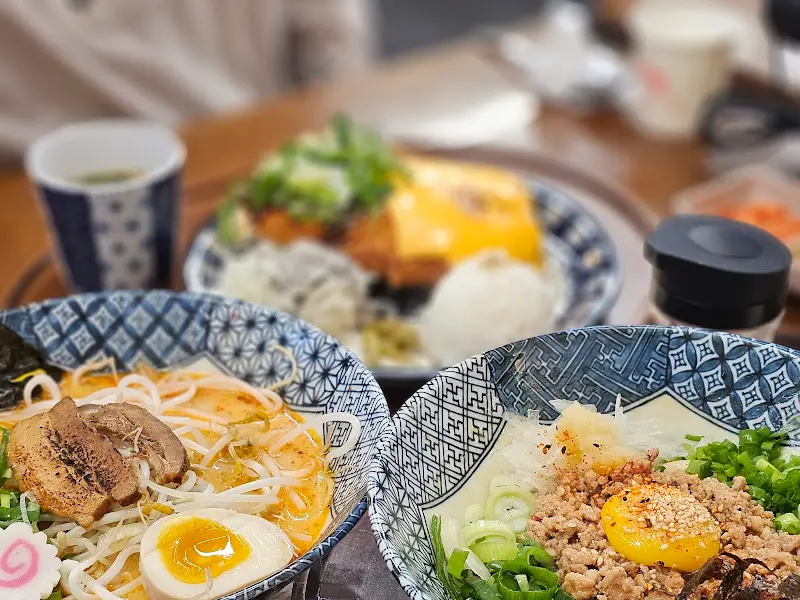 돈코츠 라멘과 마제소바의 조화로운 한 상 차림