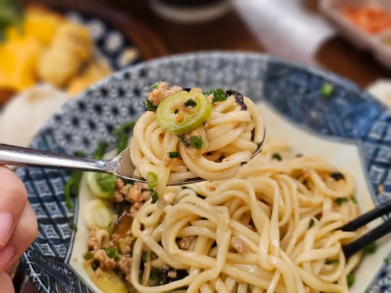 마제소바를 맛있게 비벼 먹는 모습