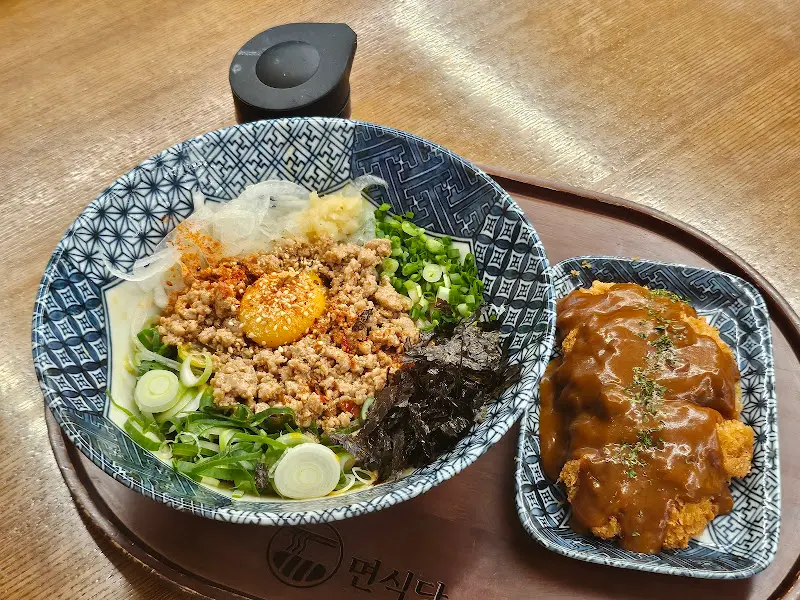 마제소바와 돈카츠의 환상적인 콜라보