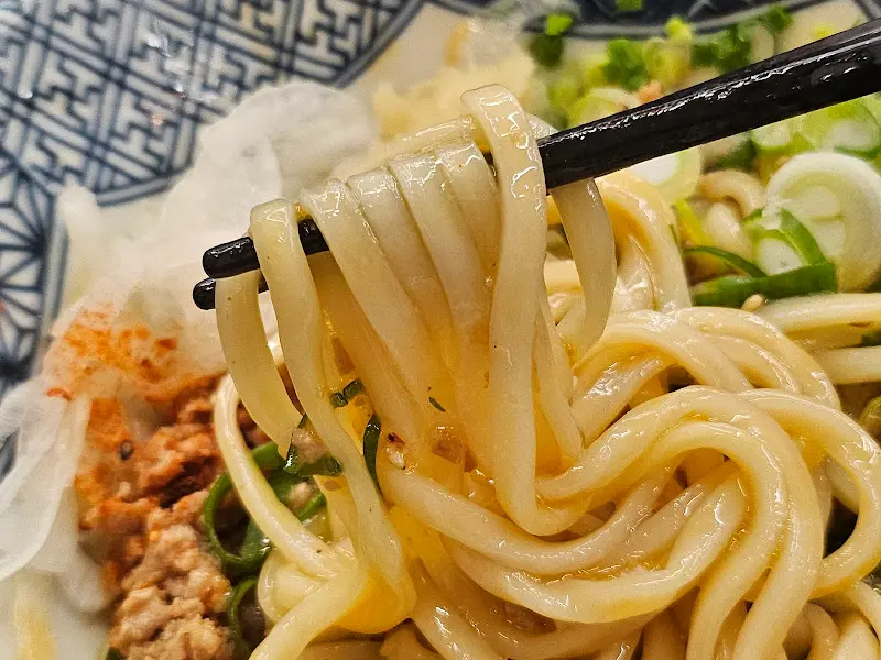 젓가락으로 들어올린 마제소바 면발