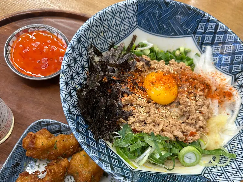 마제소바의 다채로운 토핑