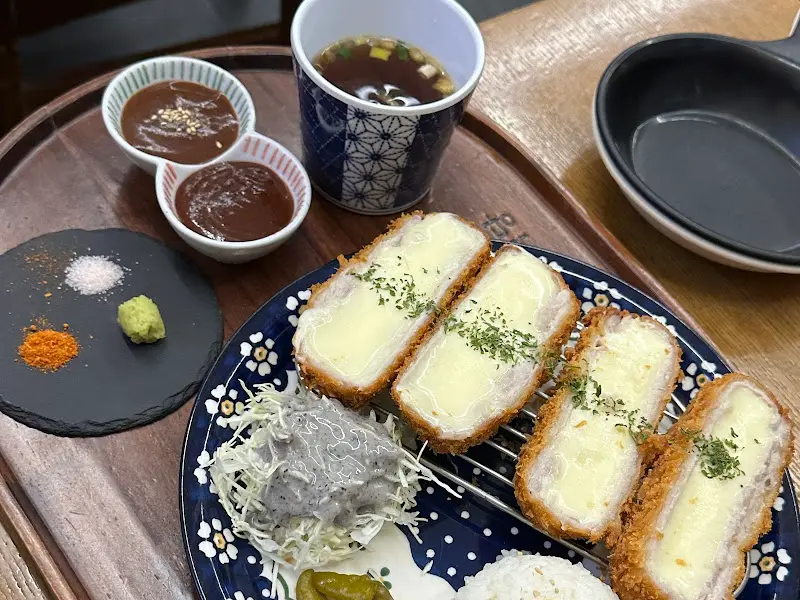 다양한 소스와 함께 즐기는 돈카츠