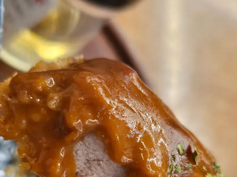 돈카츠 소스를 듬뿍 뿌린 모습