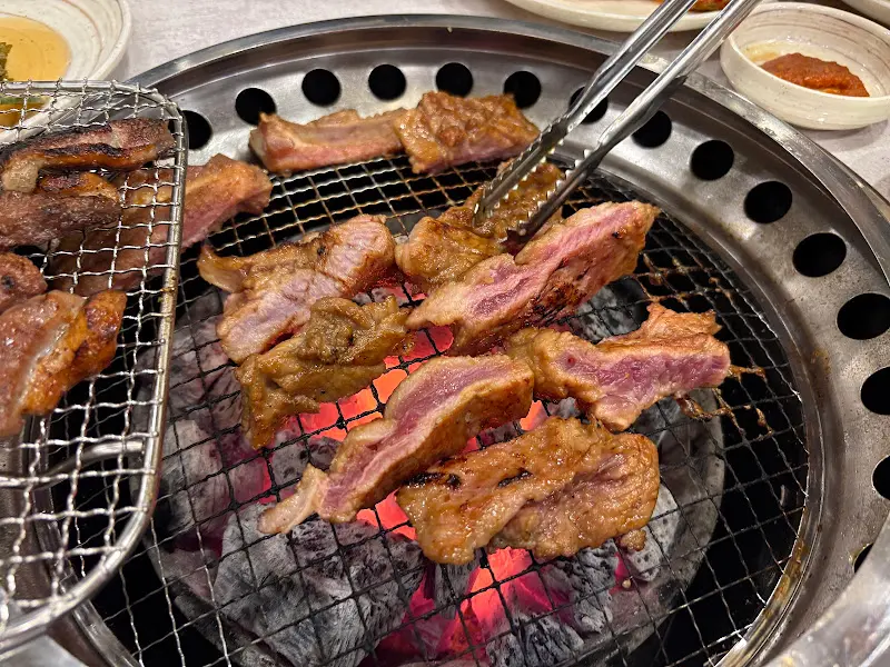 숯불 위에서 맛있게 구워지고 있는 돼지갈비