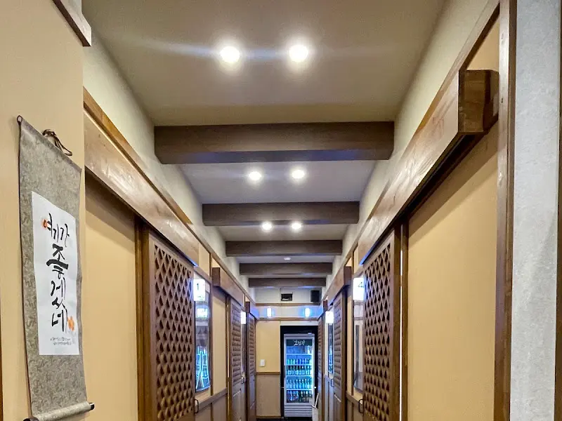 깔끔하고 고급스러운 분위기의 매장 복도