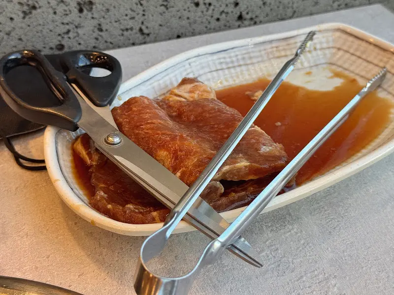 돼지갈비와 함께 제공되는 집게와 가위