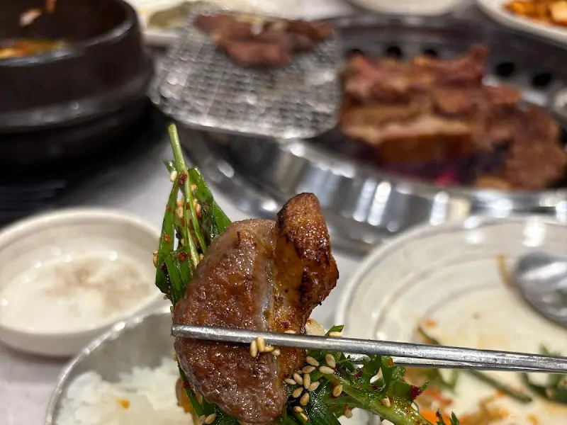 젓가락으로 돼지갈비를 들어올린 모습