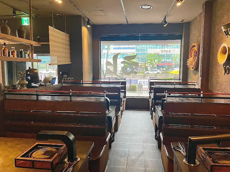 깔끔하고 정갈한 매장 내부