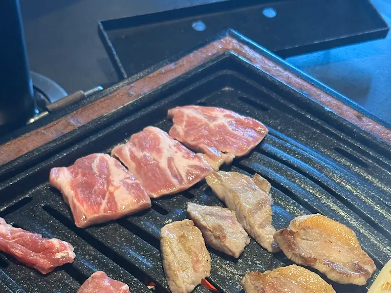 숯불 위에서 맛있게 익어가는 고기