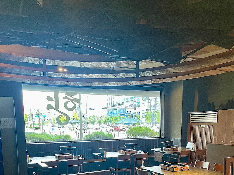 넓은 창이 매력적인 홀