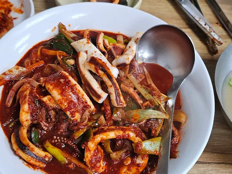 푸짐한 오징어 두루치기