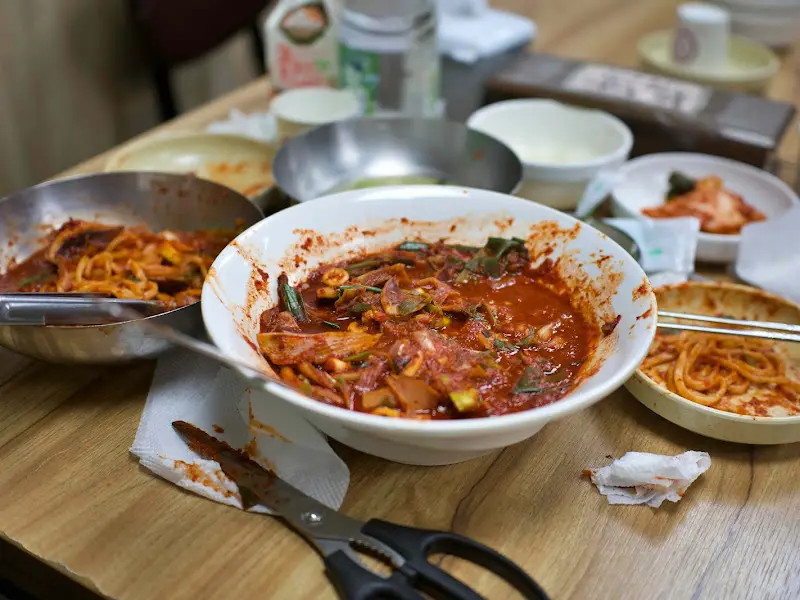 테이블 가득 차려진 음식