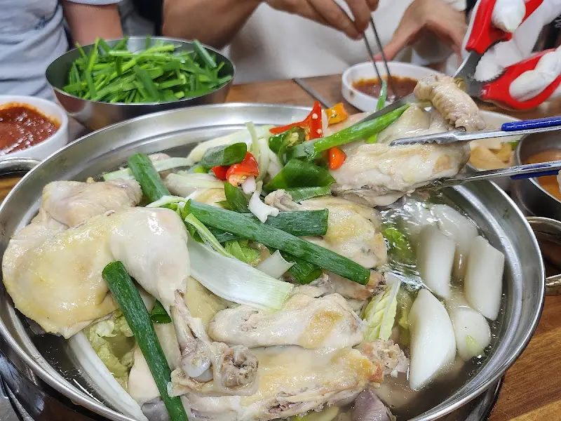 끓고 있는 닭한마리