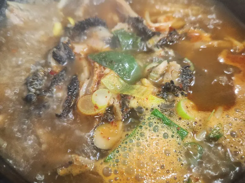 양과 선지가 듬뿍 들어간 백제해장국의 클로즈업 샷