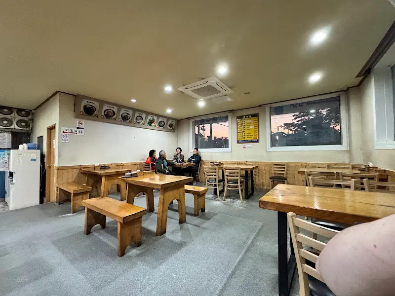 넓찍한 식당 내부