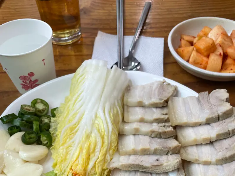 보쌈 한 접시가 푸짐하게 담겨 있다.