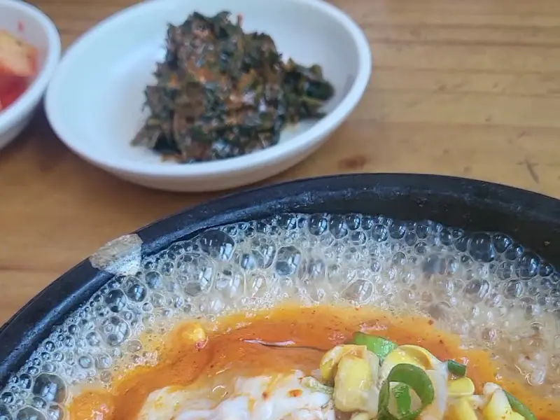 취나물 무침과 깍두기가 작은 그릇에 담겨있다.