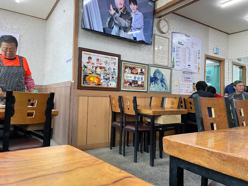 테이블과 의자들이 놓여있는 식당 내부