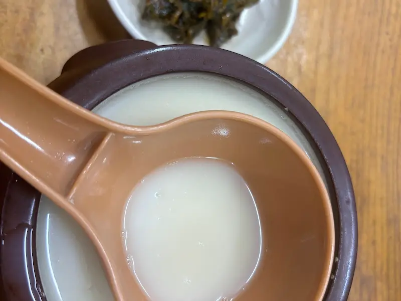 모주가 담긴 항아리