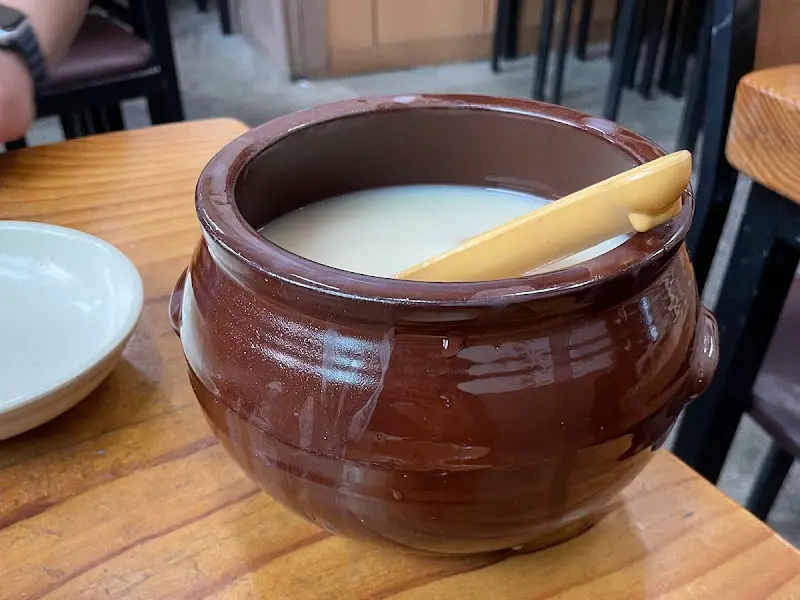 모주가 항아리에 담겨있다.