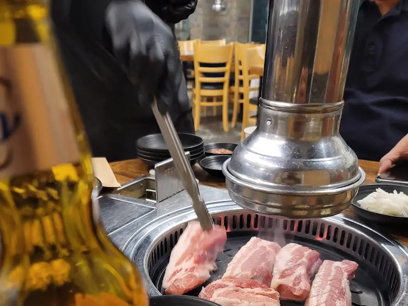 고기 굽는 직원